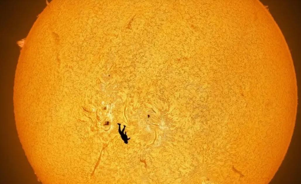 Астрофотограф Эндрю Маккарти запечатлел эффектный кадр прыжок парашютиста на фоне солнечного диска Снимок выглядит так будто прыгуна занесло в вакуум космоса прямо перед нашим светилом Маккарти назвал работу Падение Икара По его словам такой результат потребовал абсолютно нелепого уровня планирования и возможно это первый в своем роде снимок Увидеть это идеально пойманным на мониторе было захватывающе Съёмка удалась с первой и единственной попытки прыжка рассказал Маккарти Хотя подготовка заняла недели потребовалось шесть попыток чтобы правильно согласовать движение самолета и положение Солнца на небе самолет пришлось несколько раз разворачивать Подписаться на канал Telegram MAX Все наши каналы