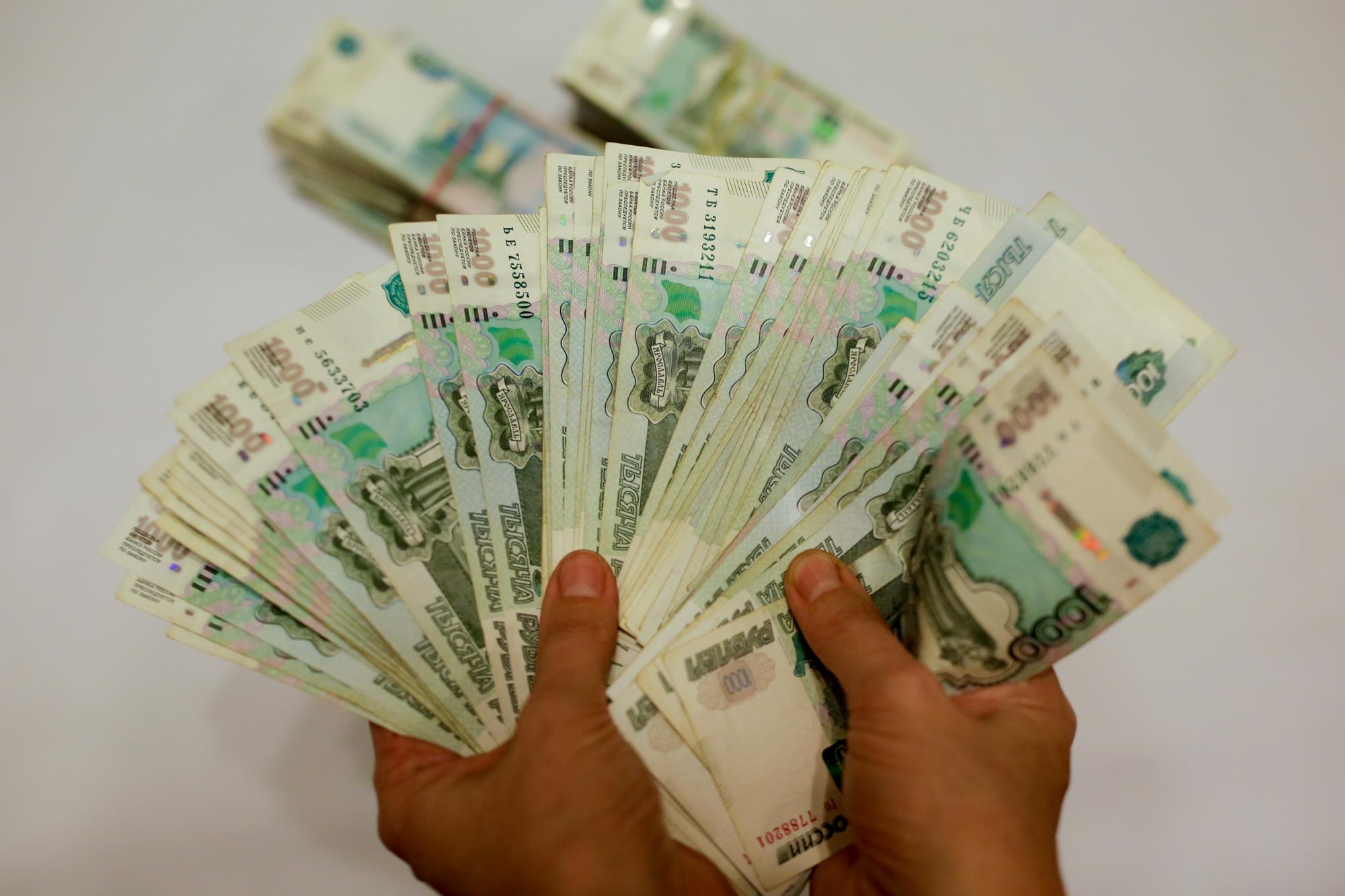 Волгоградским пенсионерам проведут перерасчёт выплат по новым правилам Подать заявление на пересмотр размера страховой пенсии могут люди у которых появились новые обстоятельства влияющие на сумму выплат Для этого необходимо предоставить в СФР все документы подтверждающие новые условия Перерасчёт возможен в случаях если появились документы которые отсутствовали при первоначальном назначении пенсии накоплен необходимый сельский стаж для получения надбавки появляются документы подтверждающие право на учёт нестрахового периода до назначения пенсии было постоянное проживание на территориях ДНР ЛНР в период с 11 мая 2014 по 29 сентября 2022 или в Запорожской и Херсонской областях в период с 24 февраля по 29 сентября 2022 с последующим выездом в РФ в эти же периоды если пенсия была назначена до 1 марта 2023 года Важно отметить что если перерасчёт окажется невыгодным СФР не будет его проводить и уведомит об этом пенсионера В таком случае размер пенсии останется прежним