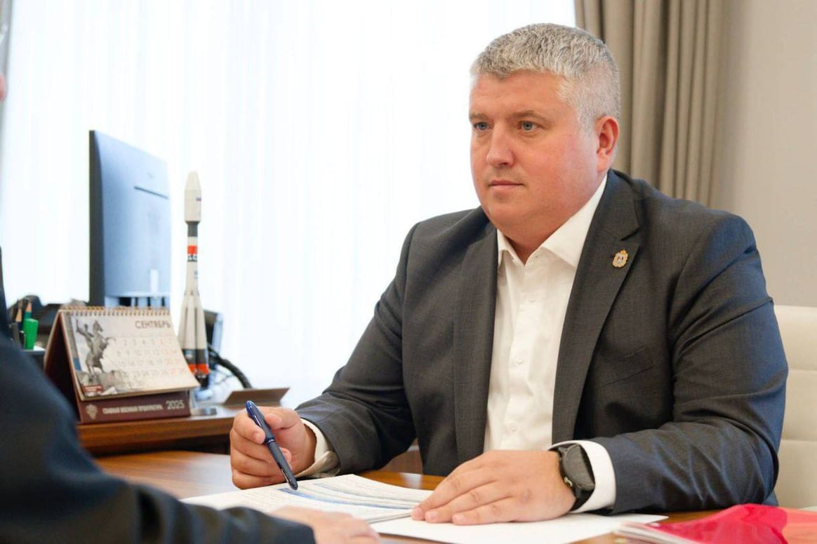 Глава Новгородской области Дронов вступил в должность на церемонии инаугурации Губернатор Новгородской области Александр Дронов вступил в должность на церемонии инаугурации Приоритетами он назвал поддержку семей с детьми участников СВО развитие бизнеса транспорта и газификации Принимая решения я буду опираться на предложения новгородцев поступивших в ходе предвыборных встреч Основой нашей работы станет непрерывный диалог с жителями сказал губернатор На сентябрьских выборах Дронов Единая Россия набрал 62 19 голосов опередив Ольгу Ефимову КПРФ с 14 4 С февраля 2025 года он был врио сменив Андрея Никитина глава Минтранса Фото Пресс служба администрации Новгородской области kommersant spb
