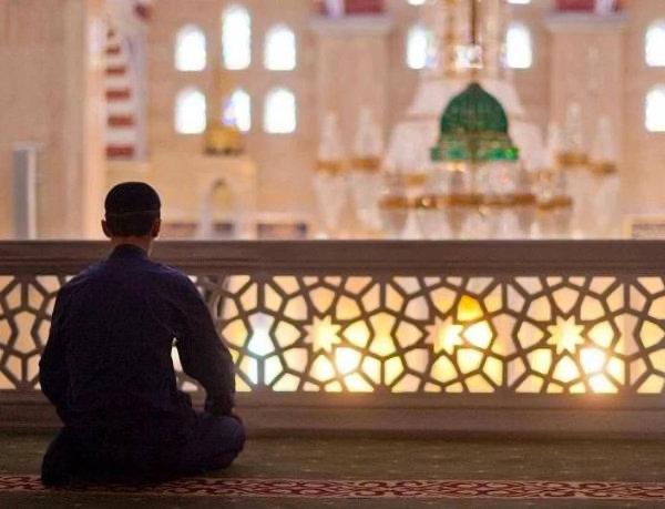 В пятницу во всех мечетях Узбекистана проведут коллективную молитву о ниспослании дождя По инициативе председателя Управления мусульман Узбекистана муфтия шейха Нуриддина Холикназара 28 ноября после пятничной молитвы во всех мечетях страны будет совершена двухракатная молитва аль истиска с просьбой к Аллаху даровать дождь В исламской истории упоминается что во времена засухи совершалась молитва аль истиска и её результат был очевиден говорится в сообщении Управления мусульман Также в центральных мечетях областей городов и районов в святых местах будут совершены жертвоприношения Мясо будет распределено среди нуждающихся семей сирот вдов малоимущих и пожилых людей потерявших кормильцев Преподаватели и студенты высших и средних специальных исламских учебных заведений находящихся в ведении Управления мусульман Узбекистана 28 ноября до пятничной молитвы завершат хатми кутуб сборника Сахих аль Бухари имама аль Бухари В исторических источниках говорится что чтение Сахиха имама Бухари во время засухи по воле Аллаха приводило к выпадению дождя Элликбоши и имамам находящимся в эти дни в Мекке и Медине также рекомендовано совершить молитву аль истиска вместе со своими группами в священных храмах Остерегайтесь фейков Это единственный официальный канал NovostiUZ Подпишитесь чтобы получать достоверные новости и актуальные курсы валют Вы с Telegram Premium Поддержите нас одним нажатием Ссылка на пост telegram me NovostiUZ 59438