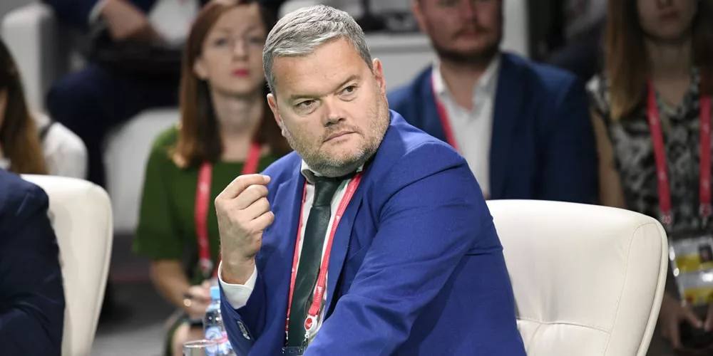 Первый зампред РСХБ Кирилл Левин в ближайшие дни может возглавить «Росгеологию». С начала текущей недели он уже вышел на работу в новой должности и принимает дела у исполняющего обязанности гендиректора Сергея Радькова, сообщают в отрасли. Кирилл Левин в 2011 году был назначен заместителем председателя правления РСХБ, а в 2018 году стал первым зампредом банка. Переход Левина из РСХБ в «Росгеологию», вероятно, связан с плачевным состоянием организации. Госкомпания не вылезает из убытков, а с осени прошлого года допускает дефолты по обязательствам. В такой ситуации «человек из РСХБ» в качестве руководителя может оказаться очень кстати. ™ Агрономика