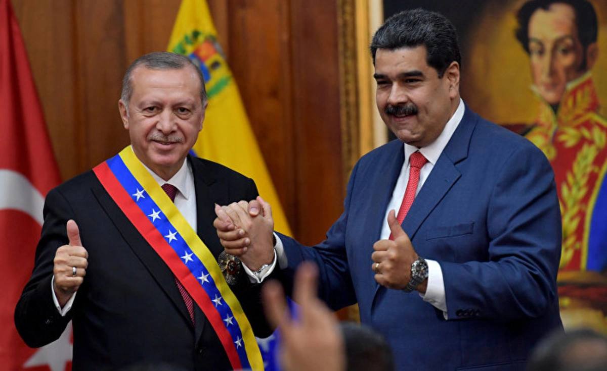 Эрдоган провёл телефонный разговор с Мадуро обсудив двусторонние отношения и ситуацию в регионе Президент Турции отметил что страна внимательно следит за событиями в Венесуэле и других странах Латинской Америки Он также подчеркнул важность переговоров Венесуэлы с США и выразил надежду на снижение напряжённости Caucasian bureau