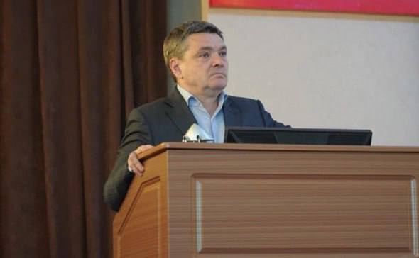 Повышенная эффективность: мэр Уссурийска премирован на 350 тысяч за… работу Депутаты Уссурийска оценили труд мэра Евгения Коржа за 2024 год в 350 тысяч рублей. Решение приняли торжественно и единогласно — на заседании думы 24 июня. Любопытно, что премия за 2022 год составляла 200 тысяч. Видимо, показатели улучшились настолько, что пришлось пересчитать заслуги в рублях. Возможно, когда в городе исчезнут ямы и появятся новые дороги, премия дотянет до миллиона. Или до ордена. / Реклама