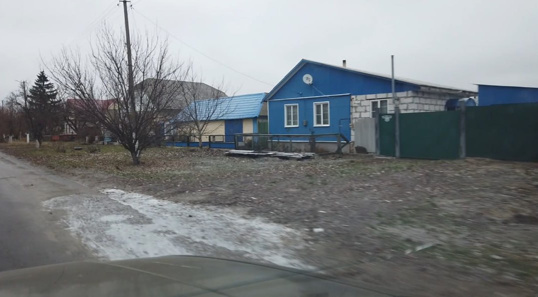 Жители курского приграничья обратились к Александру Хинштейну с предложением не оставлять в собственности граждан уцелевшие дома Речь о неразрушенном жилье, за которое люди уже получили сертификаты – без комиссионной оценки повреждений. Люди отмечают, что оставлять неразрушенные дома в собственности жителей несправедливо по отношению к тем, чьё жильё было полностью уничтожено. Утратившим дома придётся в течение 6-ти лет своими силами строить новые, чтобы сохранить за собой участок, а другие получают и землю, и уцелевший дом – бесплатно. - У нас сложилась такая ситуация, что под бескомиссионную выдачу сертификатов попали населенные пункты, в которых большая часть домов сохранилась. У нас есть сёла, в которых 500 домов, а разрушено 6-8 домов. Эти 6-8 приедут и будут строиться, а 400 с лишним просто заедут и будут жить, - прокомментировала «Сейму» член Координационного совета по решению проблем жителей приграничья Курской области Мария Скроб. Чтобы восстановить справедливость, люди предлагают обязать хозяев выкупать уцелевшие дома - по оценочной стоимости, с учетом всех полученных повреждений. Мария Скроб отметила, что некоторые блогеры сейчас спекулируют на этой теме. - Некоторые личности активно разгоняют негатив, панику и недовольство вокруг всего этого, утверждая, что власть не выполняет слова президента и всячески пытается обмануть нас. Мы с этим категорически не согласны. Земля будет оставаться в собственности. Сначала она отчуждается по закону, это федеральный закон, но собственник, при желании, может её вернуть. Дальше вступает в силу уже земельный кодекс, по которому собственник должен использовать землю по целевому назначению – под ИЖС, - подчеркнула Скроб. Сейм Курская область