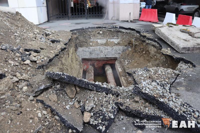 Губернатор Челябинской области поручил устранить брошенные коммунальные раскопки Алексей Текслер потребовал взять на контроль вопрос восстановления участков где производились коммунальные работы Такое поручение он озвучил в ходе прямой линии Жительница Тракторозаводского района пожаловалась губернатору на состояние тротуара на улице Мамина Дорожку постоянно перекапывают Дети идут в школу и детсад по грязи сообщила челябинка Глава региона отметил что этот случай нельзя назвать единичным Прошу всех глав муниципальных образований министерство ЖКХ на это обратить внимание Много вопросов поступает что рабочие завершают работы и долго не приводят территорию в порядок Даю поручение взять на особый контроль прокомментировал губернатор Подписаться на канал ЕАН Челябинск