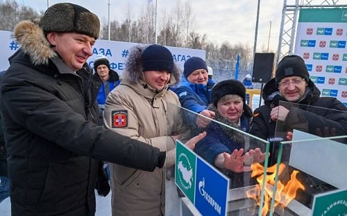 На север Омской области пришел природный газ Сегодня состоялся запуск нового магистрального газопровода по которому в северные районы Омской области будет поступать природный газ Его получат жители Тарского Тевризского и Знаменского районов Губернатор Омской области Виталий Хоценко открывавший объект назвал это событие историческим Созданная инфраструктура обеспечит бесперебойное газоснабжение более 3 7 тыс домовладений и 17 котельных на севере региона Кроме того сформированы условия для дальнейшей газификации Седельниковского и Муромцевского районов заявил Хоценко rbc omsk