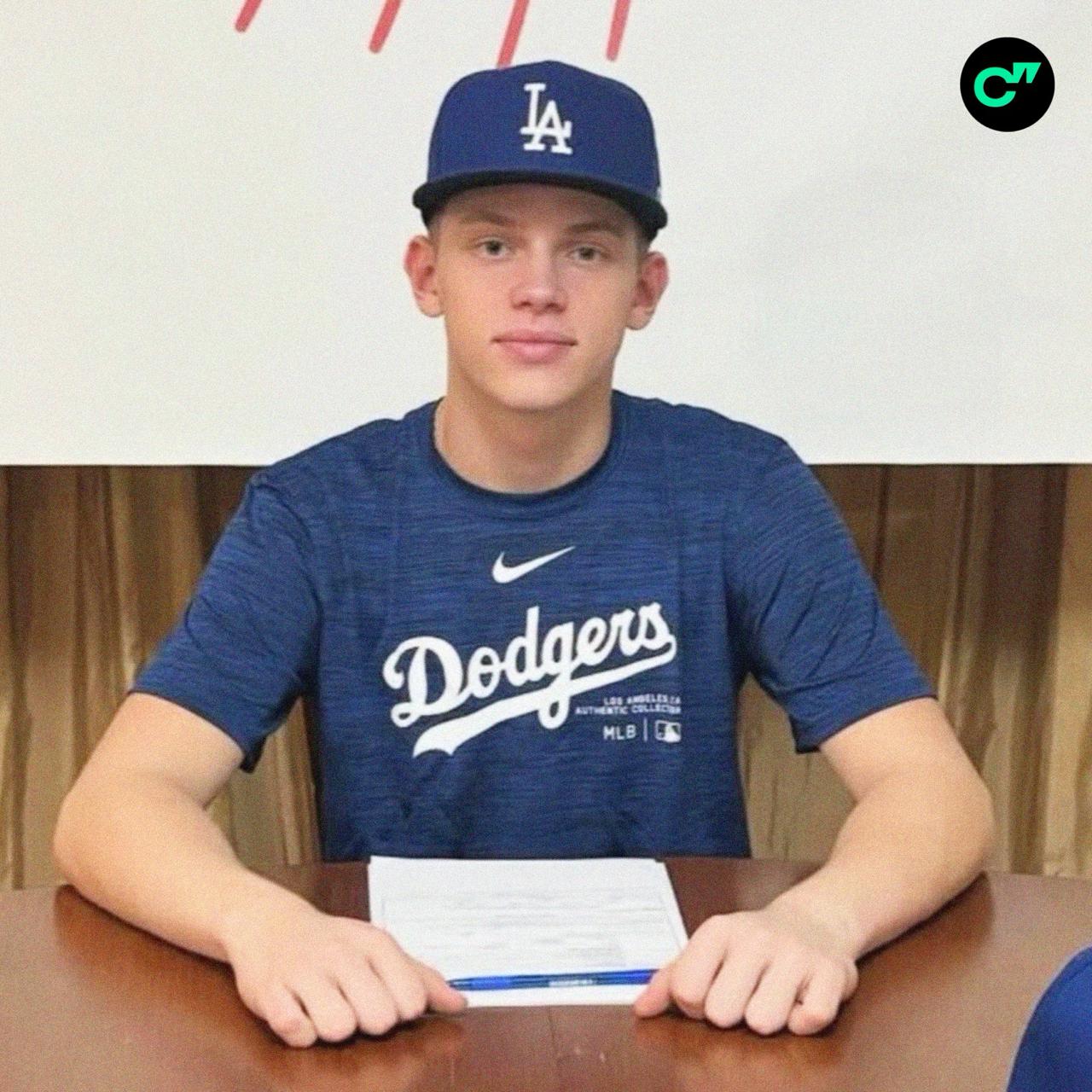 16 летний бейсболист Рикардо Пуллес Рябов стал первым россиянином за 30 лет подписавшим контракт с MLB парень родился в Москве его мама русская а папа кубинец До этого момента последним из россиян в лиге был Андрей Селиванов в 1995 м он подписался с Атлантой но так и не выступил за основную команду   будем следить за успехами Рикардо   Подписывайтесь на Спортс