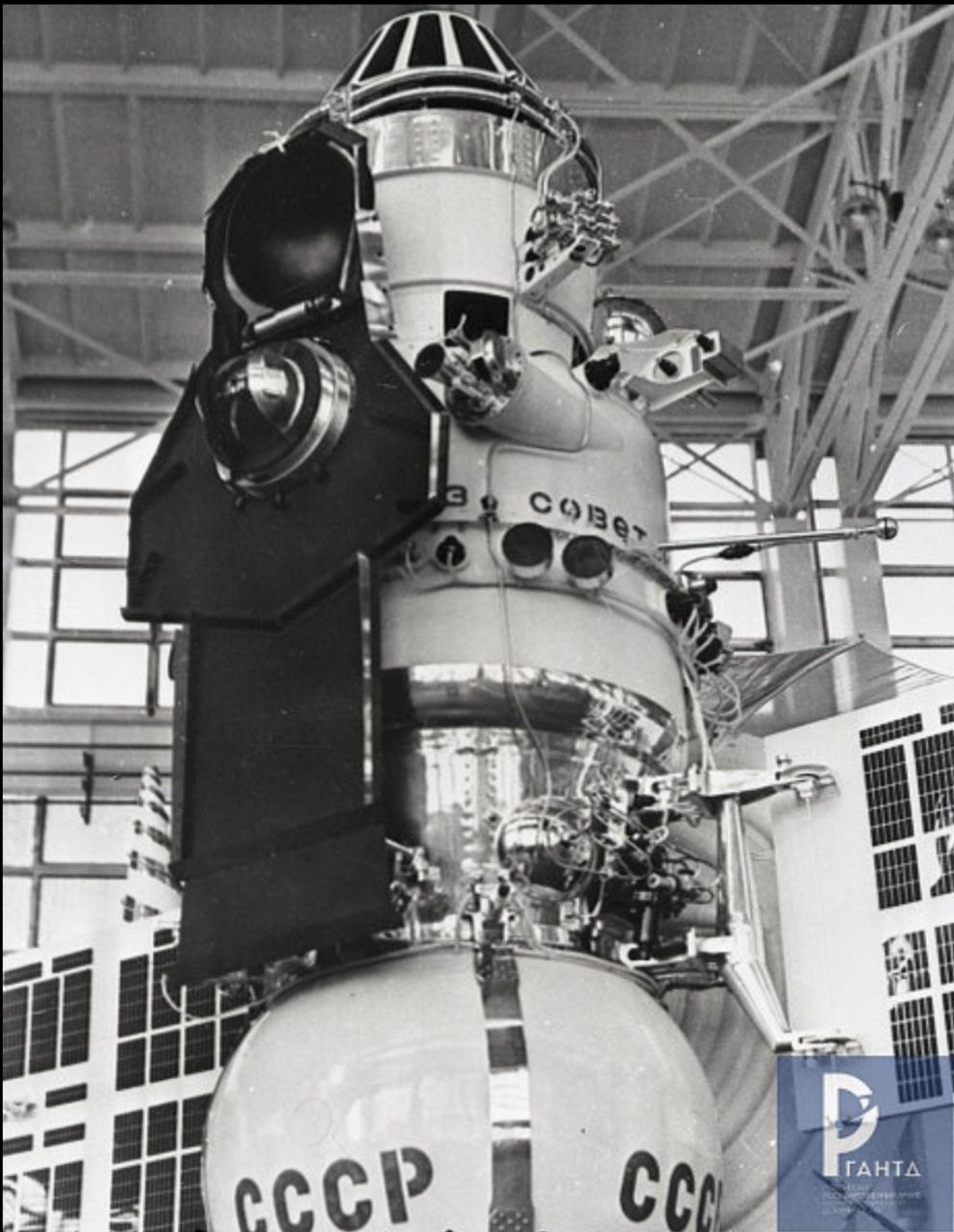 15 декабря 1970 советская межпланетная станция Венера 7 успешно приземлилась на Венере Это было первое успешное приземление на другой планете космического аппарата посланного с Земли После входа в атмосферу планеты АМС передавала данные 53 минуты включая 20 минут в течение которых станция была активна уже на поверхности Венеры Это было очень круто Это был прорыв Это была очередная победа советской космонавтики