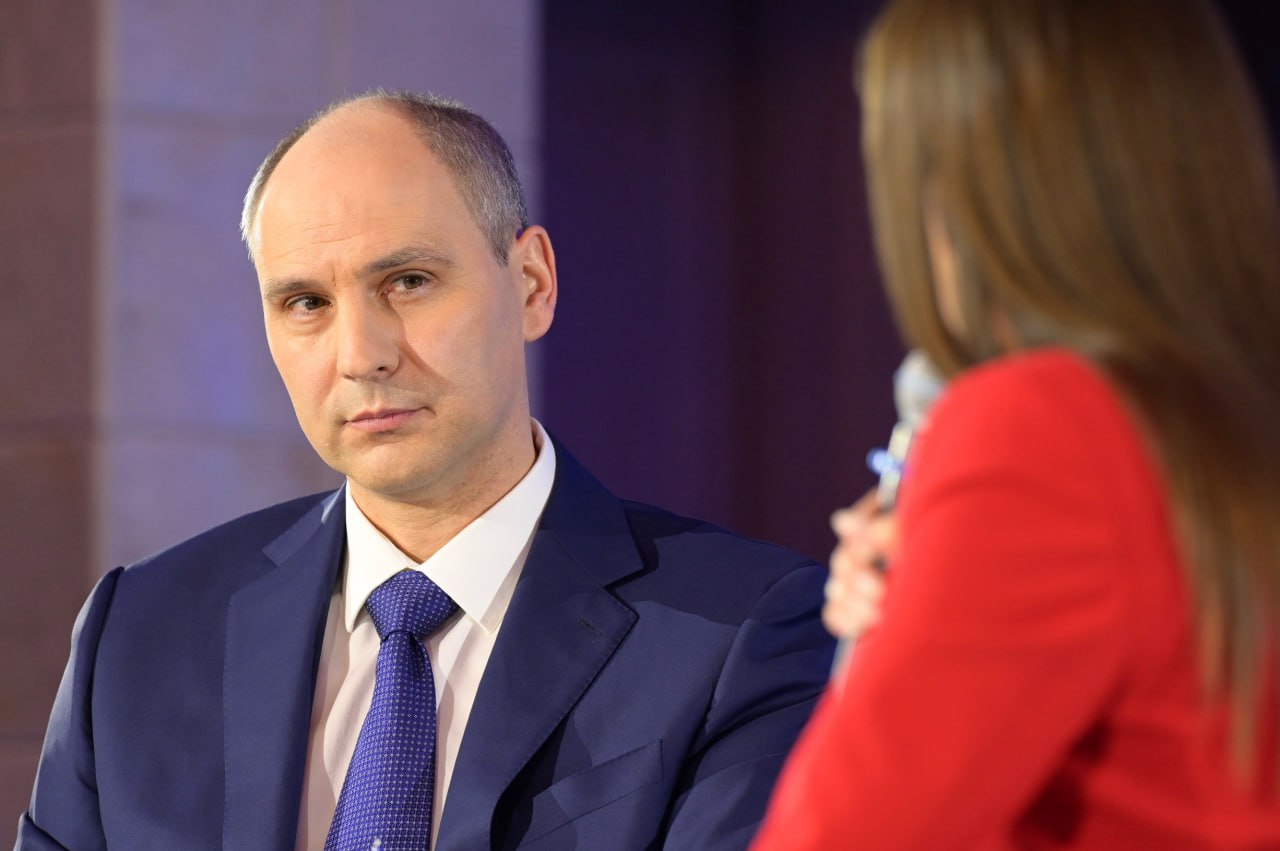 Денис Паслер рассказал о темпах капитального ремонта школ в регионе на ближайшую перспективу Жительница Свердловской области поблагодарила губернатора Свердловской области Дениса Паслера за капитальный ремонт лицея 4 Интеллект в Полевском и уточнила о других реализующихся объектах в регионе У нас в этом году в области 15 больших работ капитальных объектов Это именно капитальных не просто поменяли окна или какой то кабинет отремонтировали спортзал или столовую Это полноценные большие комплексные ремонты На следующий год у нас таких объектов также около 15 Работы мы практически завершили но у нас есть один переходящий объект который точно мы не успеем Он у нас в Камышлове сказал Денис Паслер в ходе прямой линии Губернатор также рассказал о планах на следующий год в части строительства семи детских садов Новые дошкольные учреждения появятся в Екатеринбурге Нижнем Тагиле в селе Патруши и селе Косулино