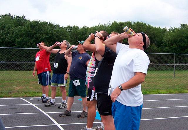 Россиянам запретили пить пиво на пробежке В Питере должен был состояться забег с дозаправкой пенным Однако организаторы сообщили что позвонили те кто надо и запретили подобный досуг veraafanasyeva