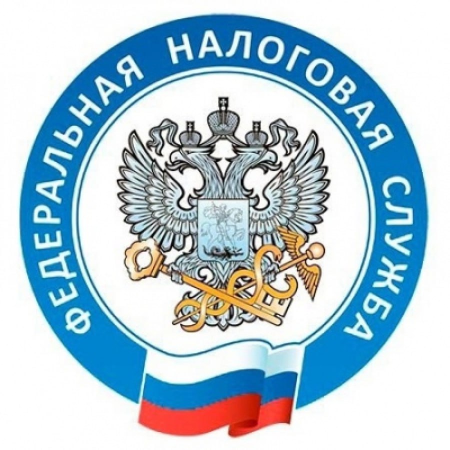 В налоговых инспекциях Волгоградской области и ряде отделений МФЦ 16 октября прошёл День открытых дверей для налогоплательщиков физических лиц Посвященный информированию граждан по вопросам уплаты имущественных налогов и НДФЛ он предоставил возможность проконсультироваться для 2 400 налогоплательщиков Люди получили подробные разъяснения по вопросам уплаты налогов физических лиц за 2024 год ставки налогов порядок и сроки уплаты льготы по налогам в конкретном муниципальном образовании и порядок их предоставления Сотрудники инспекций дали пояснения по информации содержащейся в налоговом уведомлении помогли воспользоваться сервисом ФНС России Справочная информация о ставках и льготах по имущественным налогам и предоставили логин и пароль для подключения к Личному кабинету налогоплательщика для физлиц Налогоплательщикам были вручены сводные налоговые уведомления на сумму около 8 1 млн рублей Срок уплаты имущественных налогов физлиц и НДФЛ за 2024 год не позднее 1 декабря 2025 года