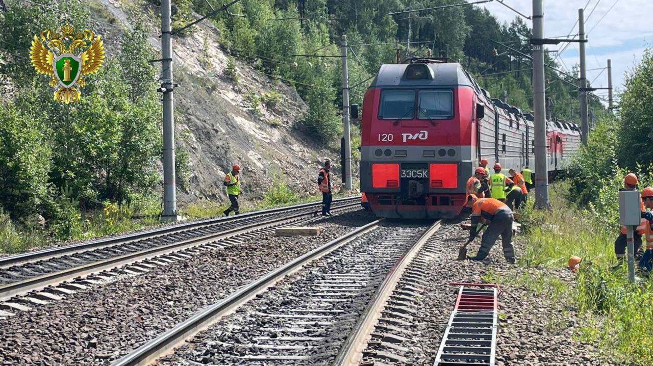 Локомотив сошел с рельсов в районе Ангасолки  Сегодня около 10 часов на 5293-м км перегона Ангасолка – Слюдянка-2 сошла колёсная пара локомотива.   К счастью, пострадавших нет. И поезда не задерживаются.  Фото: Восточно-Сибирская транспортная прокуратура      Предложи новость