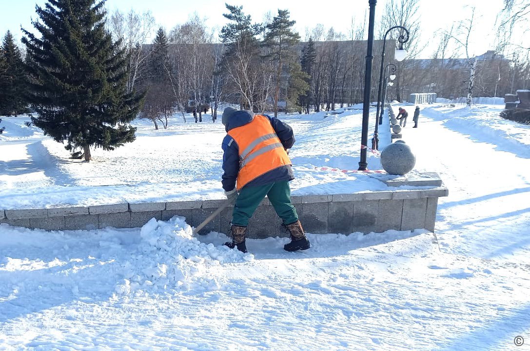 Специалисты МБУ «Благоустройство и озеленение» ведут очистку общественных территорий Барнаула  В Барнауле продолжаются работы по очистке общественных территорий от снега. Их проводят специалисты МБУ «Благоустройство и озеленение».  Сегодня в работах по очистке задействовано 25 единиц специализированной техники и порядка 35 специалистов.  Работы ведутся как механизированным, так и ручным способом. Специалисты очищают тротуары, пешеходные дорожки, лестничные сходы. Сегодня очистка от снега ведется на площади Сахарова, площади Победы, площади Октября и площади Мира, в Нагорном парке и в парке «Юбилейный», на аллее по улице Георгия Исакова и на аллее по проспекту Ленина, в сквере имени Киры Баева, на Обском бульваре, по проспекту Космонавтов.  Кроме того, силами МБУ «Благоустройство и озеленение» продолжается вывоз снега с территорий общественных пространств.