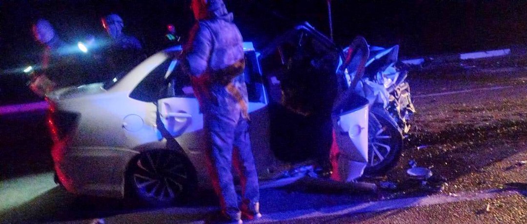 20-летняя девушка погибла и 3 человека пострадали при столкновении двух автомобилей в Курской области Смертельная авария произошла вечером 18 июня в Щигровском районе. Около 20:55 на 43-м км автодороги «Курск-Воронеж-Борисоглебск» столкнулись Renault Master под управлением 43-летнего водителя и Lada Grantа, за рулем находился 21-летний парень. Травмы получили оба водителя, а также 34-летний пассажир Renault. 20-летняя девушка-пассажир в автомобиле Lada от полученных травм скончалась на месте, сообщили в областной ГАИ. Полиция выясняет обстоятельства произошедшего. Спасатели АСС области с помощью специальных инструментов деблокировали тело погибшей девушки из автомобиля и передали полиции. Фото: Аварийно-спасательная служба Курской области Сейм Курская область