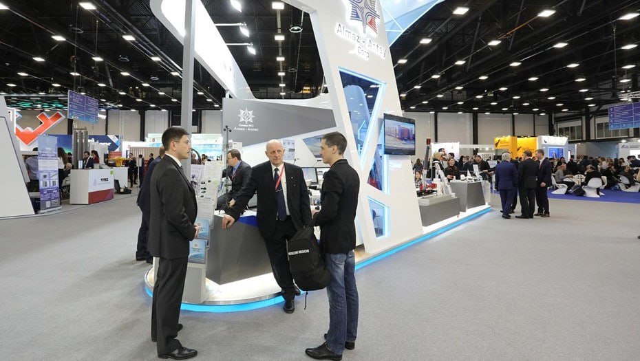 111 миллиардов рублей столько деловой туризм принёс Петербургу в 2025 году Это на 29 млрд рублей больше чем в прошлом году сообщил гендиректор Конгрессно выставочного бюро Петербурга Сергей Азаренков За год Северную столицу посетили около 1 4 млн бизнесменов Средний чек для делового туриста из регионов России вырос примерно на треть и достиг 72 тыс рублей за поездку В рамках сессии Петербургского международного туристского форума Travel Hub Приезжай Зима рассказали что готовится проект по привлечению деловых туристов в Северную столицу К его реализации приступят в 2026 году Результатом проекта станет рост престижа событий привлечение новой аудитории снижение издержек и повышение вклада делового туризма в экономику города Лидия Верещагина Подписаться на ДП в Telegram MAX