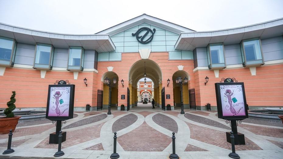 Американская Hines продала "Outlet Village Пулково" компании "Кама капитал" Hines в апреле закрыла сделку по продаже двух своих аутлетов в Подмосковье и Петербурге инвесткомпании "Кама капитал", следует из документации и слов нового владельца. Представитель компании подтвердил "ДП" факт сделки. Переговоры шли с весны 2024 года. На продажу этих активов у Hines ушло 1,5 года. Сумма сделки не раскрывается. " Аутлет-центры в двух крупнейших социально-экономических центрах России, Москве и Санкт-Петербурге, важный элемент для диверсификации нашего портфеля торговой недвижимости", — пояснили "ДП" в компании. Фото: Сергей Коньков/"ДП"