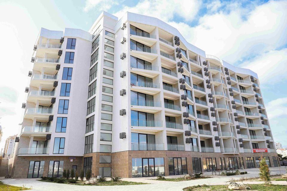 Новую официальную стоимость квадратного метра льготного жилья утвердили в Севастополе Средняя рыночная стоимость установлена на уровне 199 840 рублей Этот показатель применяется при покупке жилья или погашении ипотеки за счет господдержки Отметим что история с официальной ценой квадратного метра в Севастополе давняя и болезненная Именно заниженные расчетные показатели годами мешали реально обеспечивать жильем льготников