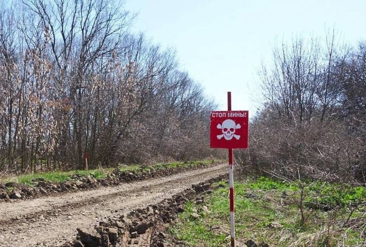 Мужчина подорвался во время рыбалки в районе города Золотое-5.  В результате взрыва у мужчины произошла травматическая ампутация части ноги.   Сегодня, 19 ноября, в городе Золотое-5  поселок Михайловка  на неустановленном взрывном устройстве подорвался  местный житель - мужчина 1986 года рождения. Подрыв произошел во время того, как мужчина рыбачил на водоеме.  — сообщил глава Первомайского округа Сергей Колягин.  Бригада скорой помощи доставила пострадавшего в Первомайскую центральную городскую многопрофильную больницу, где ему была оказана медицинская помощь.  Прислать новость     Подписаться