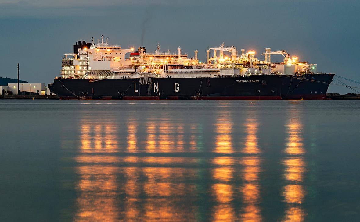 Польша захотела стать главным хабом для экспорта СПГ в Европу и уже возводит плавучий терминал для экспорта СПГ и запланировала строительство второго что позволит ей расширить транзит в другие страны в том числе упростить поставки Украине Bloomberg jkinvest news jkinvest