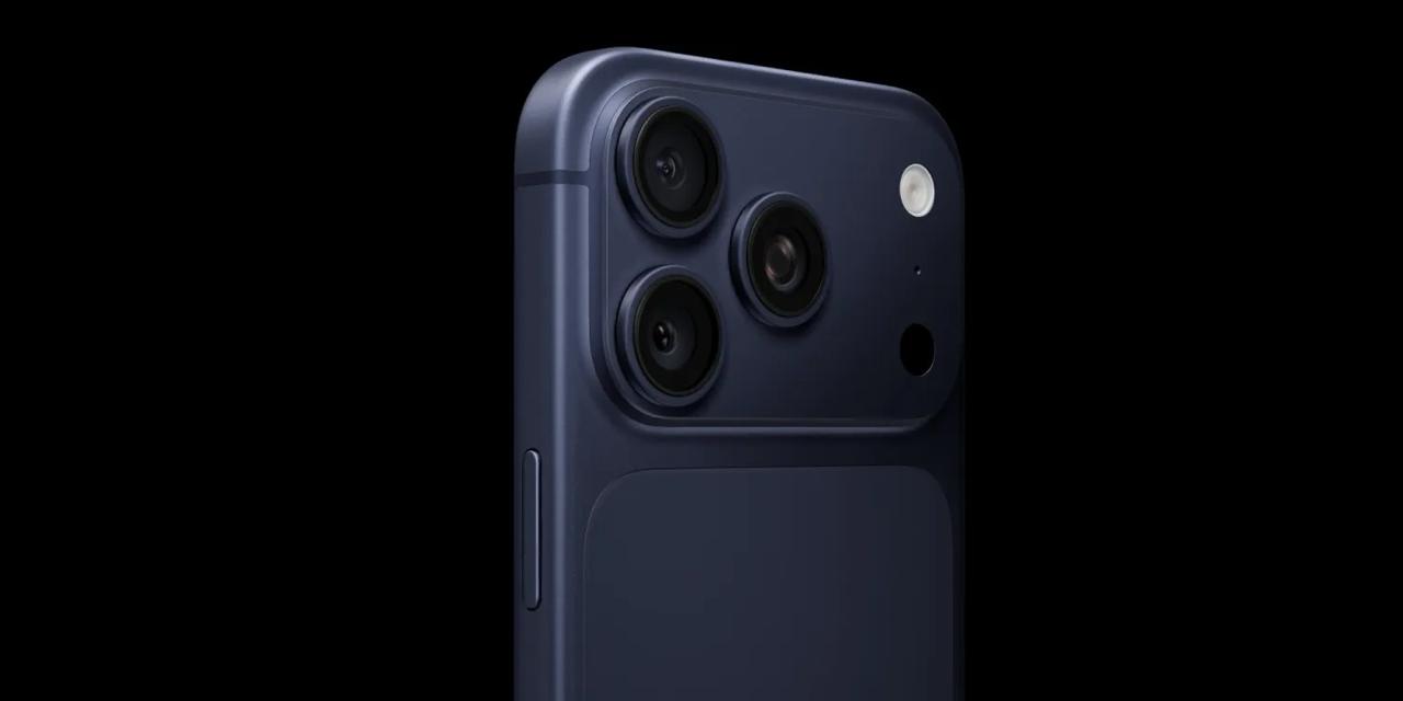 iPhone 18 Pro Max может стать самым тяжёлым смартфоном за всю историю Apple Почему компания снова делает его толще Похоже Apple снова решила пойти наперекор моде на лёгкие и тонкие смартфоны Китайский инсайдер Instant Digital сообщил что будущий iPhone 18 Pro Max станет самым массивным iPhone когда либо выпущенным компанией Причина проста пользователям не зашёл сверхлёгкий iPhone Air По словам источника диагональ дисплея у нового флагмана не изменится но корпус станет заметно толще а вес вырастет минимум на 10 граммов по сравнению с iPhone 17 Pro Max до 243 граммов Для сравнения даже легендарный тяжеловес iPhone 14 Pro Max весил чуть меньше 240 граммов Решение Apple отказаться от идеи сверхтонких устройств связано с провалом iPhone Air пользователи посчитали что уменьшение толщины не стоит сокращённого времени автономной работы Компания судя по всему сделала выводы и решила что теперь важнее надёжность мощность и ёмкий аккумулятор До релиза iPhone 18 Pro Max остаётся почти год презентация ожидается осенью 2026 года Но если слухи подтвердятся Apple готовит не просто обновление а возвращение к эпохе когда флагманы ощущались в руке как настоящие премиум кирпичи appleinside apple appleinside iphone18pro