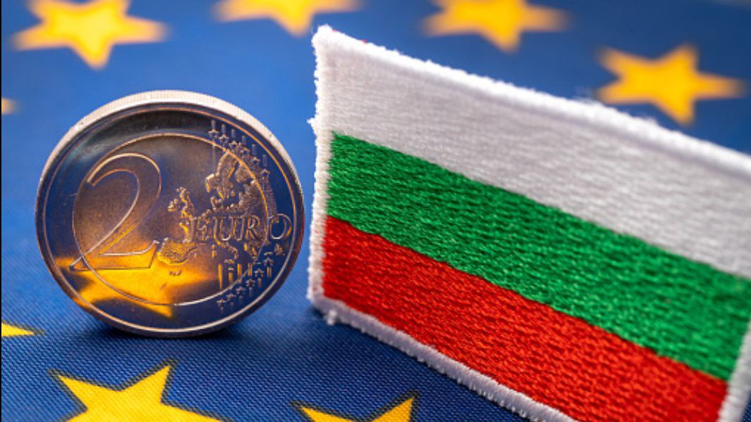 Болгария переходит на евро с 1 января 2026 года!  Процесс перехода пройдет в несколько этапов:    С 9 августа 2025 ценники станут двойными – в левах и евро  1€ ≈ 2 лева .    До 31 декабря 2025 - оплата только в левах.    С 1 января 2026 магазины будут  принимают как левы, так и евро, сдачу давать будут в евро.    С 1 февраля 2026 оплата возможна  будет только в евро.  Учитывайте эти изменения при планировании поездок!      Получить визу