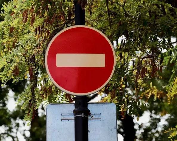 В Гагаринском районе Севастополя ограничат движение транспорта  Где: на улицах Волнистая и Красивая  Стрелецкая бухта .  С 20 августа по 21 ноября 2025 года.  Причина — ремонтные работы.  Ожидается установка дорожных знаков, а также публикация конкретных схем объезда.
