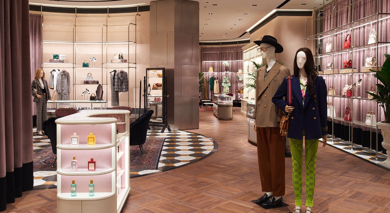 Продажи Gucci упали на 25% во втором квартале.  Общая выручка группы Kering, контролируемой семьей Пино, во втором квартале составила 3,7 млрд евро  $4,3 млрд , снизившись на 15%.  Gucci, на долю которого приходится большая часть прибыли группы, сообщила о продажах в размере 1,46 млрд евро, что на 25% меньше, чем годом ранее.  Чистый долг Kering на июнь 2025-го составил 9,5 млрд евро, снизившись на миллиард с конца прошлого года, в основном за счет продажи недвижимости. Группа также продолжила сокращать сеть магазинов: еще 80 закроются к концу года.  После годового падения акций на 60%, Kering наняла бывшего генерального директора Renault Луку де Мео на должность генерального директора Kering с сентября.  Итальянцу предстоит столкнуться с необходимостью реструктуризации группы: люксовый сектор переживает спад, вызванный отчасти слабым спросом в Китае и всплесками инфляции. Согласованная ставка пошлины в размере 15% на экспорт ЕС в США — ключевой рынок, на который Kering осуществляет более 20% своих продаж, — усилит сдерживающие факторы.  Бренды Kering, в число которых также входят Saint Laurent, а также Bottega Veneta и Balenciaga, уже подняли цены по всему миру, и в частности в США. Осенью планируется вторая волна корректировки цен.