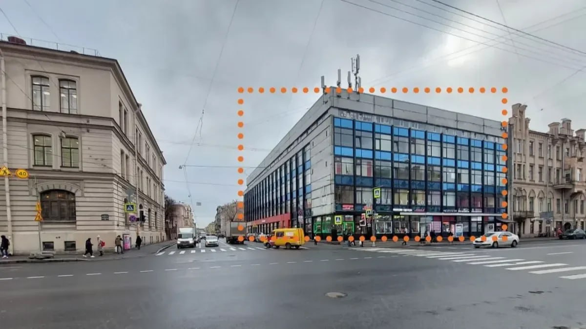КГА отклонил все замечания петербуржцев по строительству выходов с «Театральной».  Большинство петербуржцев высказались против строительства вестибюля «Театральной» на месте Дома быта. Они поясняли, что вход и выход на станцию в этом месте будет строиться долго из-за суда с собственником, который не хочет передавать Смольному свой участок. Кроме того, петербуржцы отмечали, что строительство серьезно повлияет на движение автомобилей в центре города и скажется на исторических домах поблизости.  На это специалисты КГА ответили, что всего рассматривалось восемь вариантов размещения выходов станции метро «Театральная», и выбор пал на строительство вестибюля именно на месте Дома быта и АЗС как на самые «эффективные варианты».        Места СПб       Новости СПб