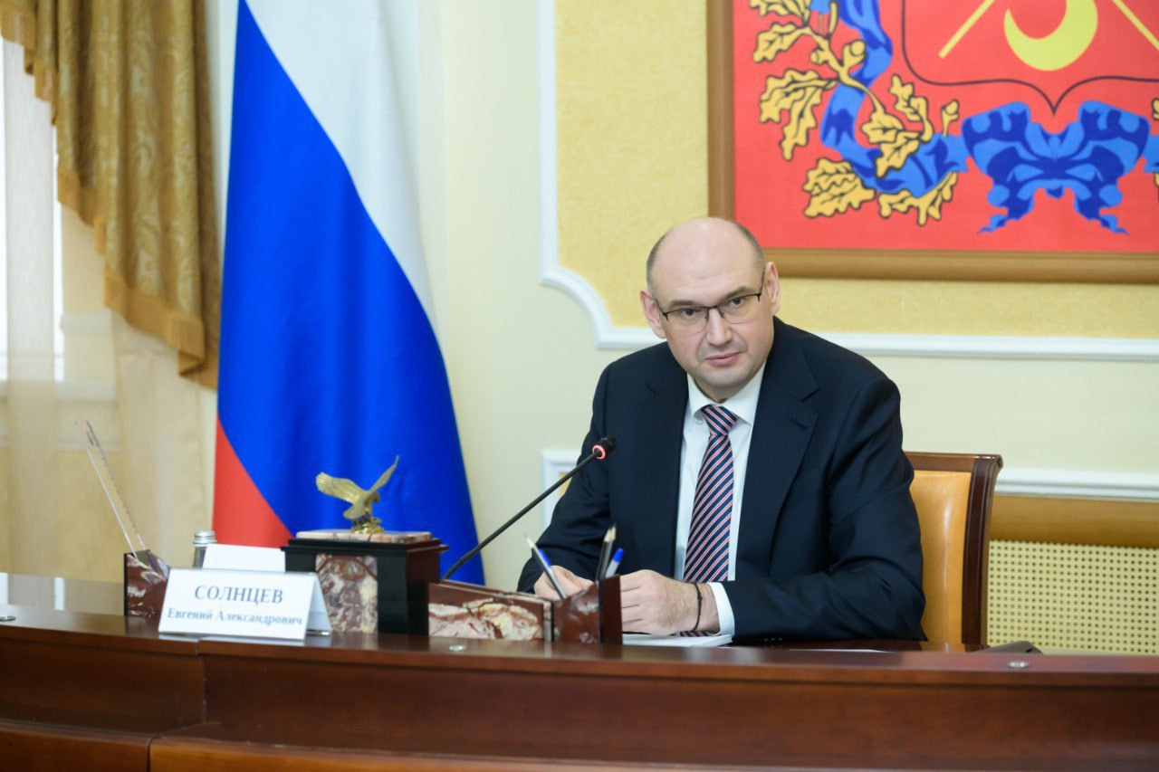 Солнцев поручил решить проблему с электричеством в СНТ Карачи На заседании правительства обсудили регулярные отключения света в товариществе Около 2000 человек остались без отопления и воды Проблем в том что текущей мощности в 6 3 МВт недостаточно нужно 18 6 МВт Требуется строительство новой подстанции и линии Губернатор дал 2 года на решение а до этого обязал обеспечить нормальную зимовку Прокуратура проверит кто занимался застройкой при нехватке мощностей