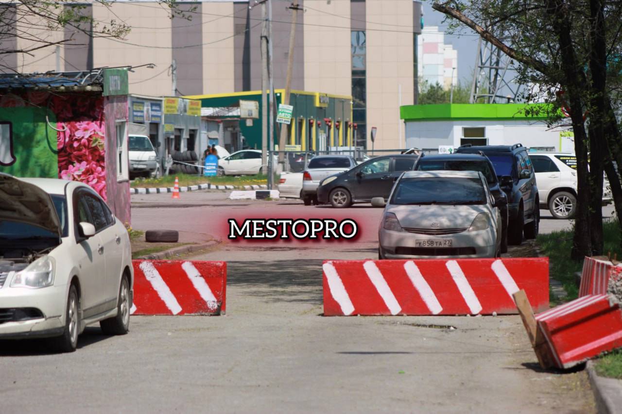 Это фиаско: любители дворовых перекрытий проиграли ТСЖ заставили сдвигать бетонные блоки, которые они незаконно установили. Конфликт из-за перекрытия проезда на улице Индустриальной подошел к концу. Жители города неоднократно жаловались, что дорога-дублер Краснореченской была перегорожена ТСЖ одного из домов и препятствие стоит явно не на территории многоэтажки, а на чужой земле. После разбирательств бетонные блоки все-таки сдвинули. Автолюбители несколько раз просили чиновников разобраться с бетонными блоками у дома № 149 на Краснореченской. Их установило ТСЖ, в результате водители лишились проезда вдоль многоэтажки, который ранее пользовался большим спросом, поскольку дублировал Краснореченскую и позволял объезжать пробки, а еще заезжать непосредственно на улицу Индустриальную. Как можно перекрыть единственный заезд со стороны Южного на Индустриальную!???? Как можно параллельную дорогу перекрыть! Закрыли левый поворот ранее, а теперь еще единственный проезд отдали в собственность дома, - возмущались местные. Некоторые также обратили внимание, что блоки стоят не на территории дома № 149, а уже на другом участке, который к МКД не относится. В мэрии обещали разобраться в ситуации и переместить препятствие, если выяснится, что оно размещено на неразграниченной территории. В итоге эта информация подтвердилась. ТСЖ «Клен» переместило группу бетонных ограждений в границы придомовой территории МКД № 149 согласно точкам, выставленным кадастровым инженером, - сообщили в краевом управлении государственного контроля и лицензирования. А как вы относитесь к тому, что все больше домов в Хабаровске огораживаются и тем самым перекрывают проезды? Подписаться Написать нам: