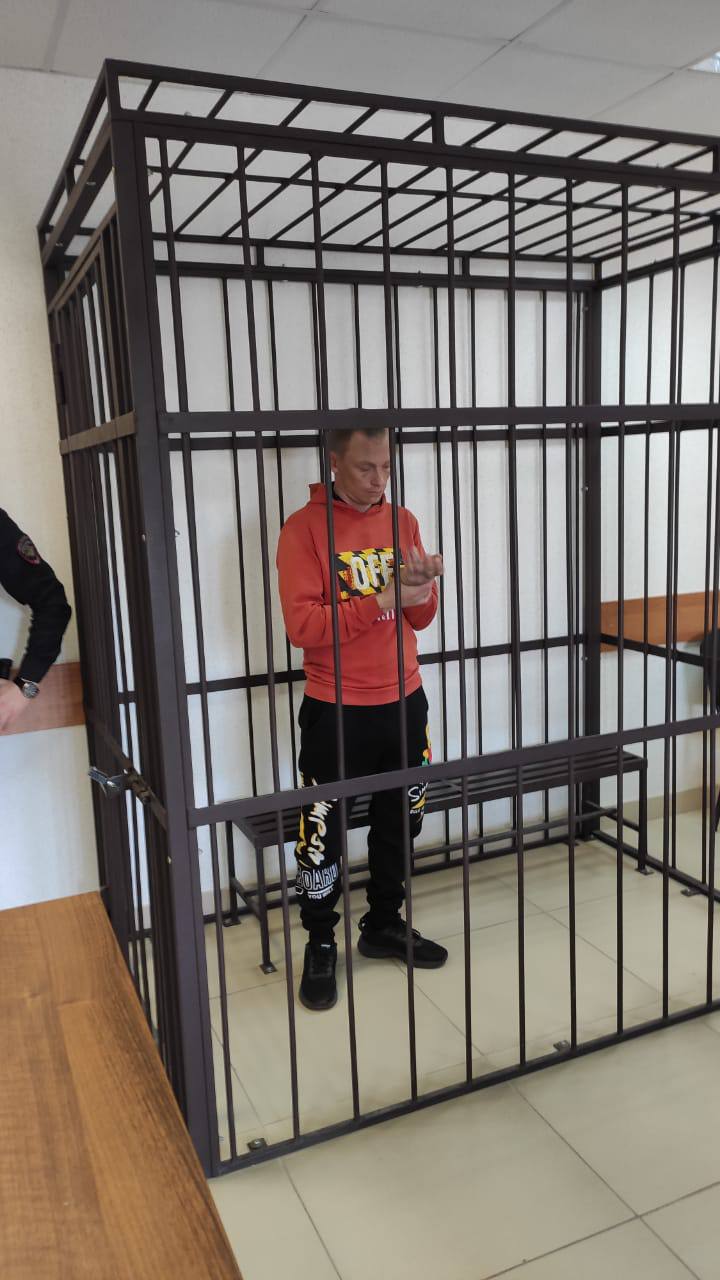 Подозреваемого в убийстве жительницы Ачитского района Обвиняемый, по версии следствия, несколько раз ударил жертву молотком по голове, а потом закопал в лесу. О пропаже погибшей заявили ее родственники, когда женщина перестала выходить на связь. По данным следствия, мотивом убийства могли стать деньги, которые погибшая получила после смерти мужа. Обвиняемый арестован до 12 июля. Красноуфимский районный суд