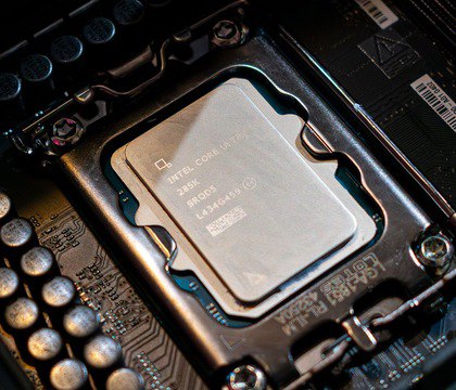 Intel продолжает развивать технологию Application Optimization добавлена поддержка 15 новых игр Компания Intel выпустила очередное обновление для своего ускорителя игр под названием Application Optimization APO Данная технология поднимает игровую производительность современных процессоров Intel путем более эффективного распределения ресурсов производительных и энергоэффективных ядер