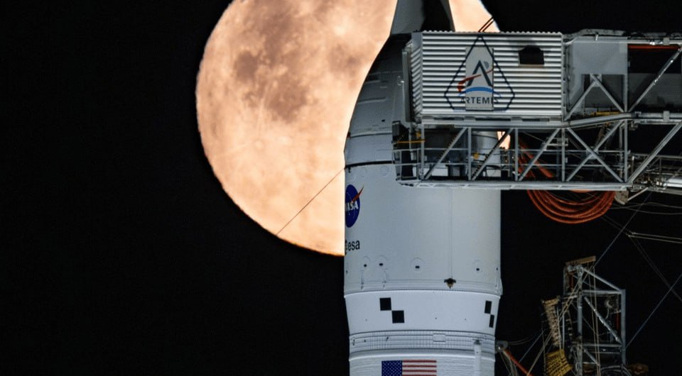 В NASA разрешили астронавтам брать в космос современные смартфоны о чём рассказали коллеги с vc ru Первыми захватить с собой например iPhone смогут участники миссии Artemis II dtf ru science 4767063