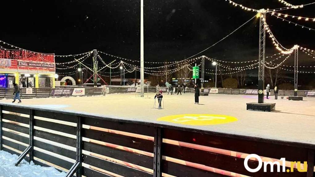 Этой зимой в Омске откроется 160 ледовых площадок Из них 94 площадки будут расположены во дворах и на общественных территориях а 43 площадки на территориях общеобразовательных учреждений Все эти площадки будут доступны для бесплатного посещения сообщил мэр Сергей Шелест в своём телеграм канале Кроме того ожидается запуск 23 объектов для массового катания среди которых стадионы Энергия Юность Факел мкр Крутая Горка стадион Шинник спортивная школа Крутая Горка спортивная школа 28 территория у ледовой арены имени Леонида Киселёва парк 300 летия города Омска и другие Плата за посещение этих катков будет зависеть от предоставляемых услуг Om1 Омск в MAX