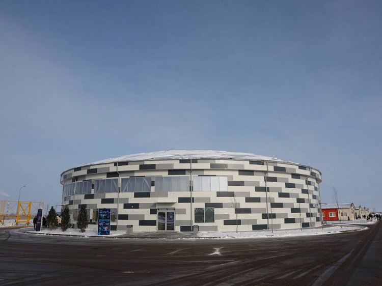 1000 мест на базе Юного Ястреба открыли купольный модульный центр На территории лагеря Авангард и спортивного клуба Юный Ястреб открыли многофункциональный модульный центр Форум Как рассказали Волжский ру в региональной администрации купольное сооружение площадью почти 1 5 тысячи м2 рассчитано на 1000 мест Центр оснащен современным специализированным звуковым световым и сценическим оборудованием Первым мероприятием которое здесь проведут станет подведение итогов военно спортивных фиджитал игр Код Победы Сталинградский вызов Кроме этого в прошлом году на площадке достроили учебные классы по снайпингу для высокоточной стрельбы по мелким мишеням по полевой VR медицине применению подводных дронов а также столовую и склад Подробнее на Волжский ру www volzsky ru index php wx 16 wx2 82716 ВолжскийРу волжский vlz