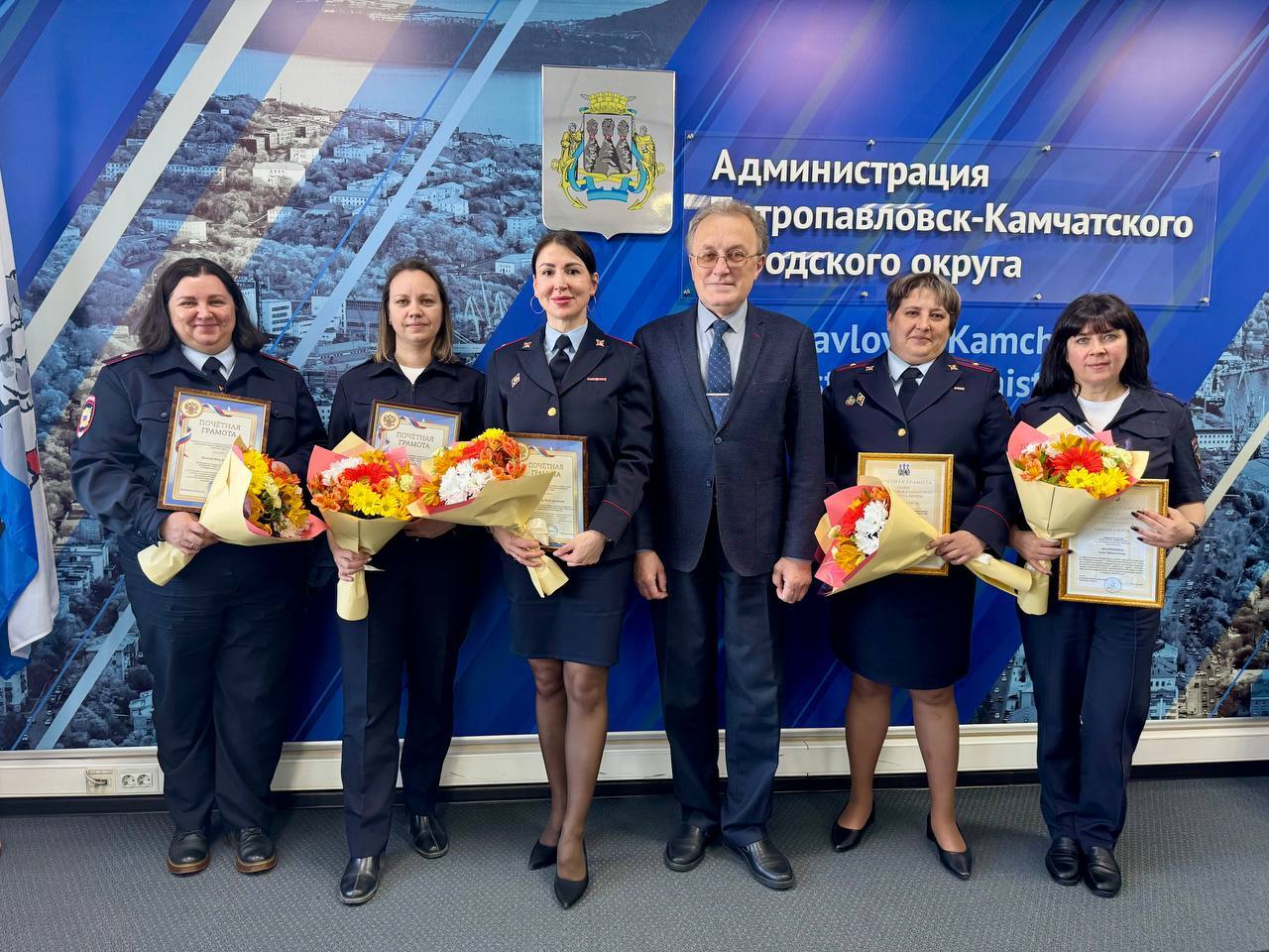 Торжественное чествование лучших сотрудников ПДН состоялось в Петропавловске-Камчатском Мероприятие было организовано в честь 90-летия со дня образования подразделений по делам несовершеннолетних МВД России. Награждение провели на заседании Комиссии по делам несовершеннолетних и защите их прав при администрации Петропавловск-Камчатского городского округа. Открывая заседание, заместитель Главы администрации Петропавловска-Камчатского, председатель Комиссии Грант Шайгородский подчеркнул особую роль ПДН в системе профилактики детской безнадзорности и правонарушений. «Сотрудники ПДН — это не просто полицейские, это педагоги, психологи, юристы, которые ежедневно сталкиваются со сложными жизненными ситуациями и оказывают помощь детям, оказавшимся в трудной жизненной ситуации», — сказал Грант Шайгородский. За многолетний добросовестный труд, высокий профессионализм, личный вклад в дело защиты прав и законных интересов несовершеннолетних почетными грамотами Главы города и Комиссии были отмечены наиболее отличившиеся сотрудники. В их адрес звучали слова благодарности за отличную работу. #награждение