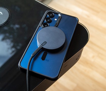 Samsung Galaxy S26 впервые за шесть лет получат обновление беспроводной зарядки Jukanlosreve Инсайдеры продолжают с завидной регулярностью публиковать свежие подробности о грядущих смартфонах Samsung Galaxy S26 Jukanlosreve принес хорошие новости для тех кто ждал от новых корейских флагманов улучшений по части зарядки Во первых Galaxy S26 Ultra получит проводную зарядку на 60 Вт вместо 45 Вт у предшественника