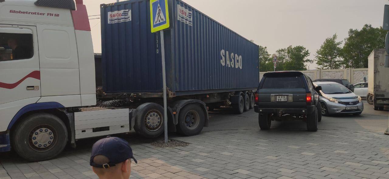 Водитель иномарки едва не сбил девочку в Южно-Сахалинске Трагическое событие едва не произошло на перекрестке проспекта Победы и улицы Крюкова. Джип выскочил на тротуар и едва не задавил 6-летнюю девочку, сообщил . «На Крюкова закрыли одну полосу на ремонт, поэтому автомобили с трудом разъезжались на другой полосе. Видимо, водитель джипа устал ждать, пока проедет большегруз, психанул и рванул на тротуар перед ларьками на проспекте Победы», — написала очевидец. В это время по пешеходному переходу шли двое детей, 6 и 8 лет. За ними шла девушка с коляской. Водитель резко выскочил на тротуар — между машиной и девочкой оставалось несколько сантиметров. «К счастью, дочь успела отскочить, водитель тоже затормозил. Даже не извинившись, как ни в чем не бывало, проехал по тротуару до Победы и «попросил» других водителей пустить его на дорогу», — добавила сахалинка. ——— : Прислать нам новость: