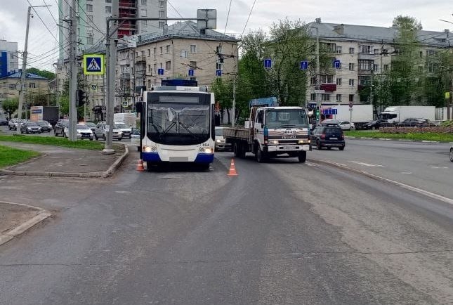 На ул. Воровского троллейбус сбил пенсионера Сегодня днем на ул. Воровского в районе перекрестка с Мелькомбинатовским проездом водитель троллейбуса городского маршрута №8 совершил наезд на 81-летнего мужчину. В результате ДТП пенсионер получил травмы. Подписаться