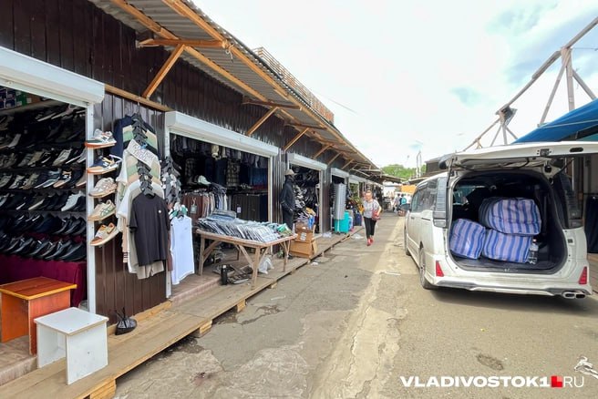 Рынок на Школьной улице во Владивостоке поменял владельца Теперь его контролирует ресторатор из Хабаровска Марк Косач До августа 2022 года единственным владельцем компании был Александр Ясин но затем он передал свою долю дочери Надежде которая оставалась учредителем до 31 октября 2025 года Изменения в учредительных документах зарегистрированы в конце октября Изменения появились в сервисе Контур Фокус Здание торгового центра Школьная принадлежат ООО Примарендторг По данным Контур Фокус этой компанией теперь владеет ООО МЛ 2 конечный владелец Марк Косач предприниматель из Хабаровска Занимается торговлей Есть бизнес отель Лотос и ресторан Русский Подписаться