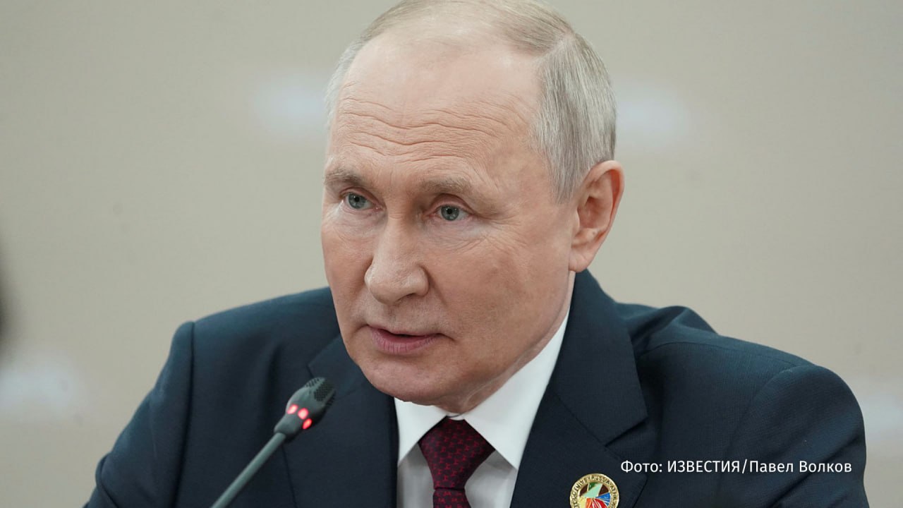 Владимир Путин поручил повысить до 2 млн рублей единовременную компенсационную выплату по земским программам на территориях Белгородской Брянской и Курской областей Глава государства поручил правительству рассмотреть возможность увеличения выплат в других регионах с учётом сложности условий труда в отдельных населённых пунктах Кроме того Владимир Путин распорядился отменить возрастные ограничения для участия в программах Земский учитель и Земский тренер По его поручению соответствующие изменения должны предусматривать участие и для тех кто недавно завершил обучение в вузах или профессиональных образовательных организациях а также поступивших на работу в образовательные учреждения по месту проживания Все эти меры направлены на поддержку специалистов в сельских и отдалённых территориях а также на стимулирование молодых специалистов работать в отдалённых районах страны Больше новостей тут МАХ Отправить новость