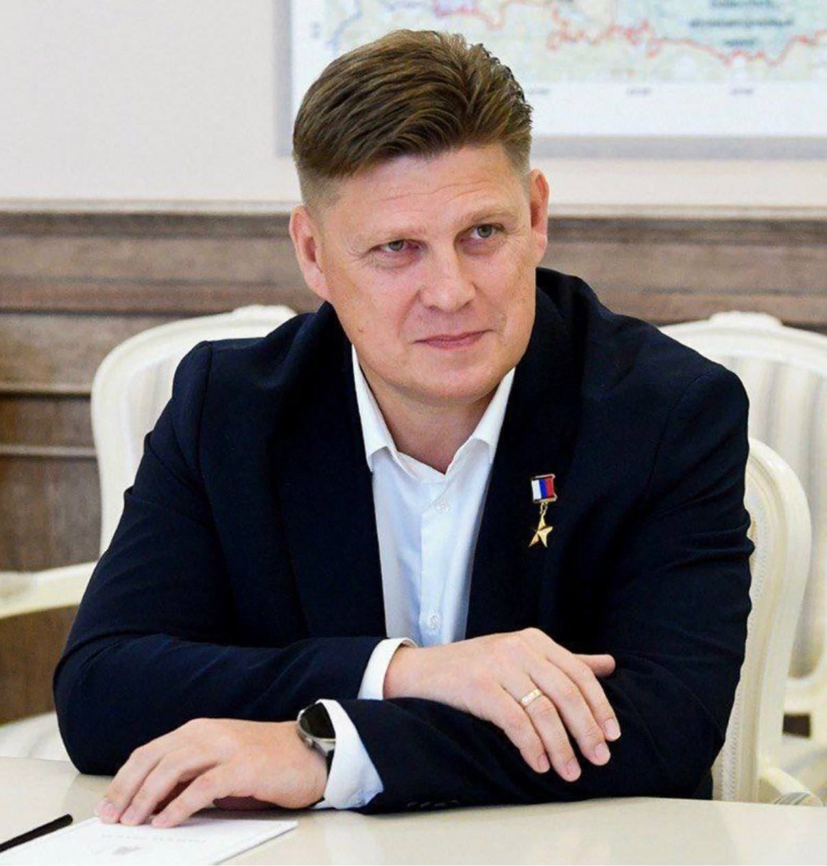 Выпускник Нижегородского ВВИКУ и программы Время героев подполковник инженерных войск и Герой России Анатолий Сысоев рассматривается в качестве одного из кандидатов на врио губернатора Тверской области пишет Коммерсантъ Позиция стала вакантной после перехода Игоря Рудени на пост полпреда президента в Северо Западном округе Неделю назад Сысоев был назначен помощником Рудени Опыт и знания Анатолия Сысоева будут востребованы на тверской земле подчеркнул уже бывший глава Тверской области Впрочем это не единственная кандидатура на пост врио Но в любом случае карьера Сысоева будет развиваться успешно НВВИКУ кузница героев и кадров