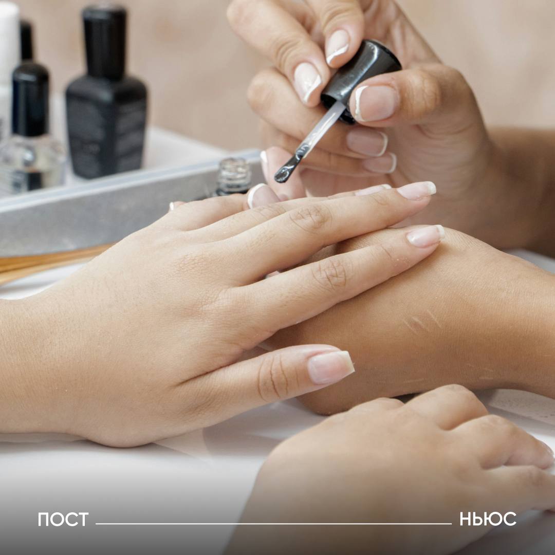 Россиянки массово отказываются от маникюра ресниц и бровей спрос на услуги красоты упал на 20 40 Из за падения доходов и экономической тревоги женщины думают не как быть красивой а как закрыть базовые потребности рассказала PostNews Ляля Садыкова президент Ассоциации предпринимателей индустрии красоты В бьюти индустрии намечается серьезный кризис Декабрь золотой месяц для мастеров но нынешний стал самым слабым за последние 10 лет Они теряют до 30 доходов Женщины в первую очередь отказываются от наращенных ресниц сложных окрашиваний и дорогих уходов Во вторую от маникюра и бровей Популярностью продолжают пользоваться базовые стрижки и сборы перед важными событиями вроде свадьбы А вы уже отказались от бьюти процедур нет да от части отказалась полностью отказалась