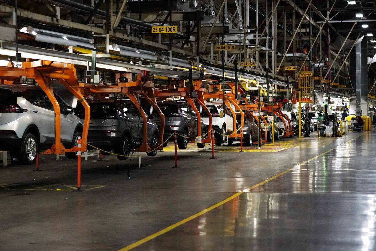 General Motors Ford и Stellantis объявили о совокупных списаниях более чем на 50 млрд из за лопнувшего пузыря электромобилей Продажи электромобилей в США в четвёртом квартале 2025 года упали примерно на 30 после истечения действия налоговой льготы vc ru transport 2736100