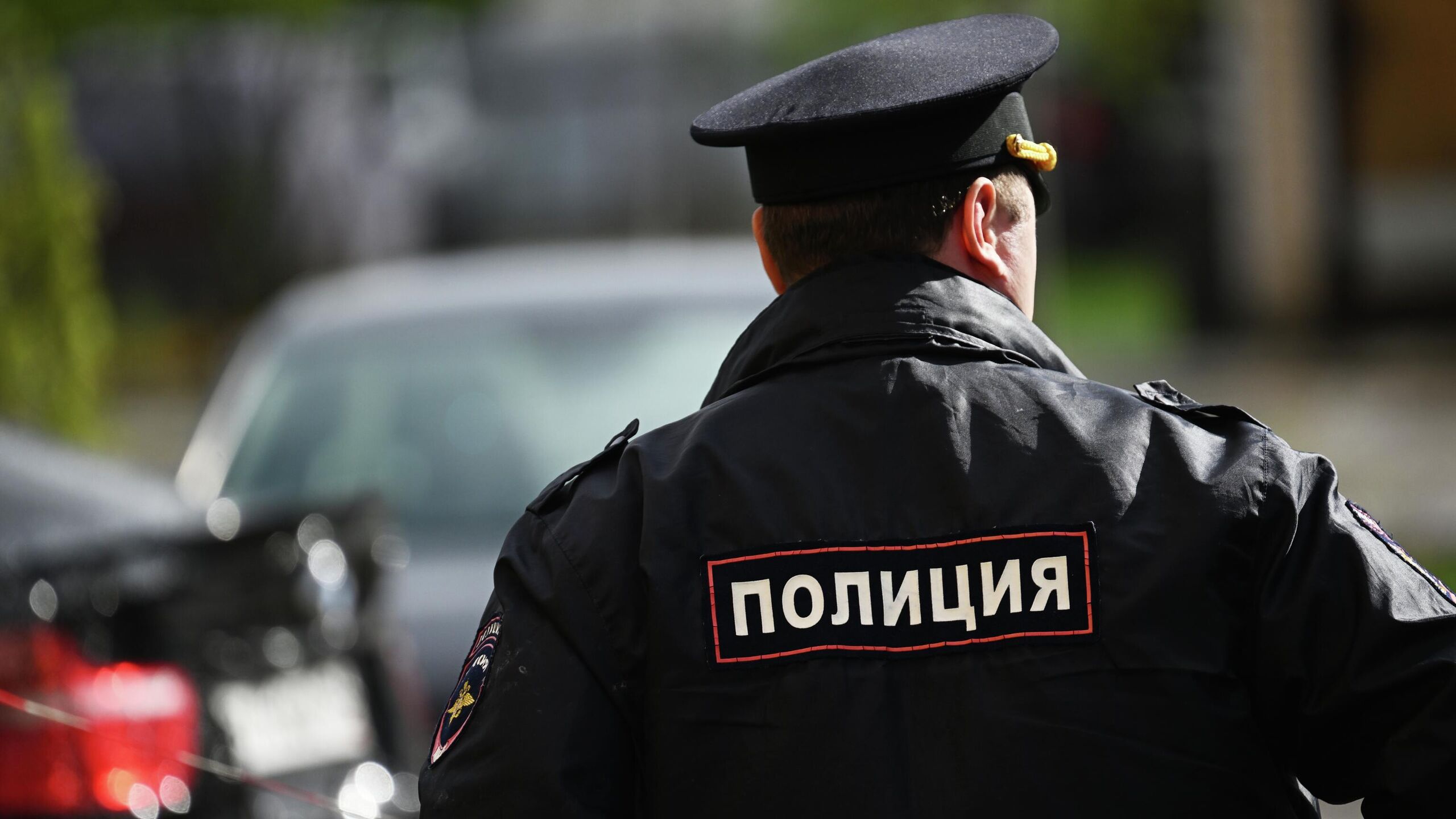 Сотрудники полиции разыскивают устроившего поджог в офисе финансово кредитного учреждения в Ленинградской области сообщила пресс служба ГУМВД по Санкт Петербургу и Ленинградской области Инцидент произошел в четверг вечером в городе Колтуши Всеволожского района Прибывшими сотрудниками полиции было установлено что в помещение по указанному адресу пришел неизвестный и поджег воспламеняющуюся жидкость после чего покинул здание и скрылся Возгорание было локализовано другими посетителями учреждения пострадавших в результате инцидента нет говорится в сообщении В настоящее время полиция разыскивает устроившего поджог Решается вопрос о возбуждении уголовного дела