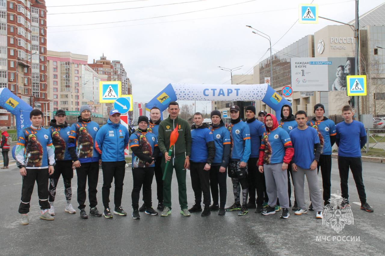 "Огонь жизни" в Сургуте: пожарные поддержали всероссийскую эстафету доноров костного мозга Цель эстафеты: привлечь доноров в Федеральный регистр доноров костного мозга; увеличение шансов на спасение больных лейкемией и другими тяжелыми заболеваниями. Личный состав 1-го пожарно-спасательного отряда с энтузиазмом поддержал акцию, подтвердив: приверженность здоровому образу жизни; готовность помогать не только на службе, но и в социально значимых инициативах. МЧС ХМАО-Югры #МЧСХМАО #МЧСЮгры #МЧС_ХМАО_Югры