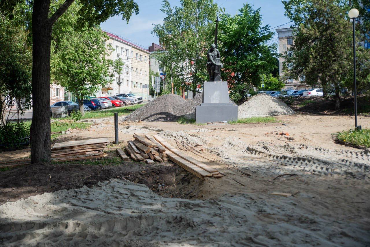 В Курске продолжается благоустройство сквера «Спутник» Работы ведутся в рамках федерального проекта «Формирование комфортной городской среды». — Подрядная организация приступила к выполнению бетонных работ. Проектом предусмотрено создание новых подпорных стен с сохранением стилистики сквера. Ведётся монтаж деревянной опалубки и завоз строительных материалов на территорию сквера, — сообщил Сергей Котляров. До 12 июня проходит голосование за обновление сквера «Пеликан», зоны отдыха на улице Союзной и зоны отдыха на 2-й Новоселовке. Проголосовать можно на сайте «Вести.Курск». Только проверенная информация.