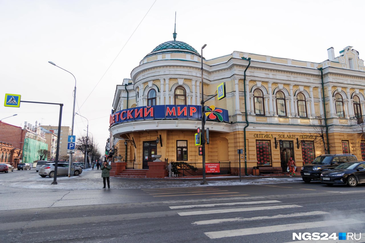 Легендарный «Детский мир» в центре Красноярска закрылся на ремонт  Сейчас доступ в часть, в которой работал отдел с детскими товарами, перекрыт. В компании   рассказали, что там начался «глобальный» ремонт. Продлятся работы ориентировочно до конца 2025 года.  Детские магазины из здания не съезжают, но они не будут работать во время ремонта.  На здании может появиться и новая вывеска — «Торговый дом „Гадалов“» вместо «Детского мира». О планах преобразовать магазин в торговый дом с историческим названием стало известно в феврале 2024 года.  Красноярцы начали беспокоиться за судьбу алюминиевой плитки с персонажами сказок и советских мультфильмов — для многих символа красноярского «Детского мира». Как пишут в канале «Городские прогульщики», плитку изготовили по спецзаказу на КрАЗе в 1988 году.   В «Детском мире» заявили, что решение по плитке примет собственник магазина.