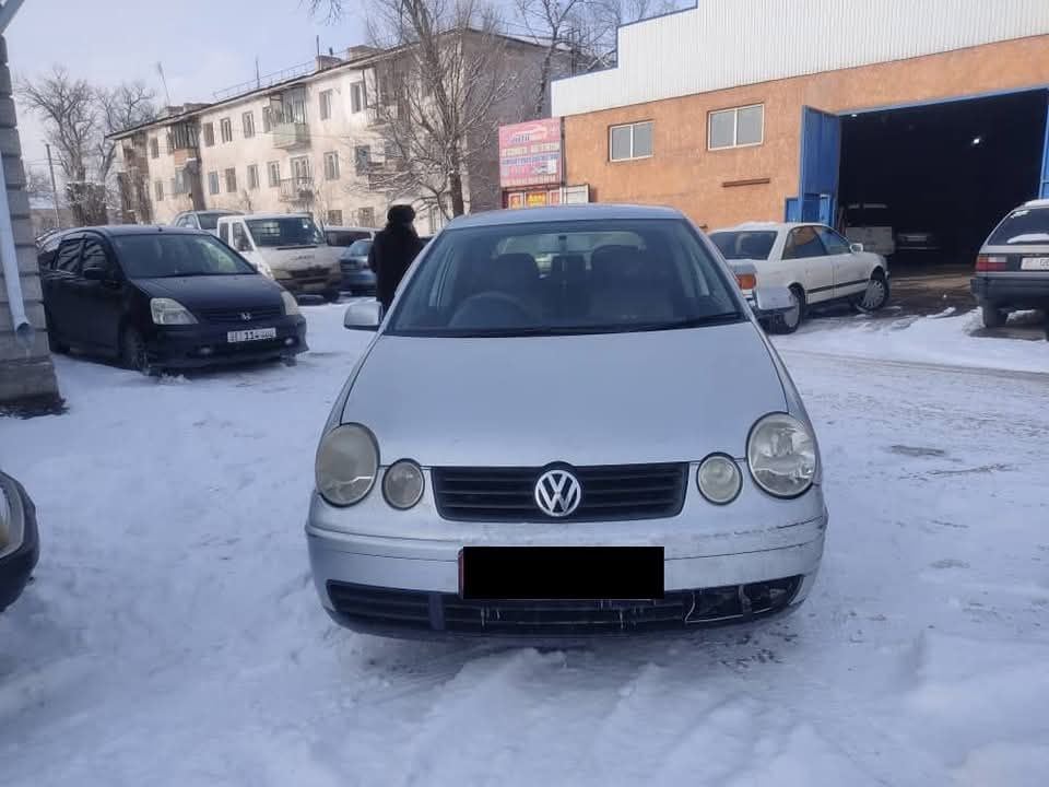 Сбивший насмерть трехлетнюю девочку в Токмоке водитель Volkswagen Polo задержан  Страшное ДТП произошло вчера днем. 60-летний мужчина не справился с управлением и сбил мать с дочерью, когда они собирались перейти улицу. В милиции сообщили, что на задних колесах авто была летняя резина.  Возбуждено уголовное дело по статье "Нарушение правил безопасности движения и эксплуатации автомототранспортных средств". Водитель водворен в ИВС, назначены экспертизы.