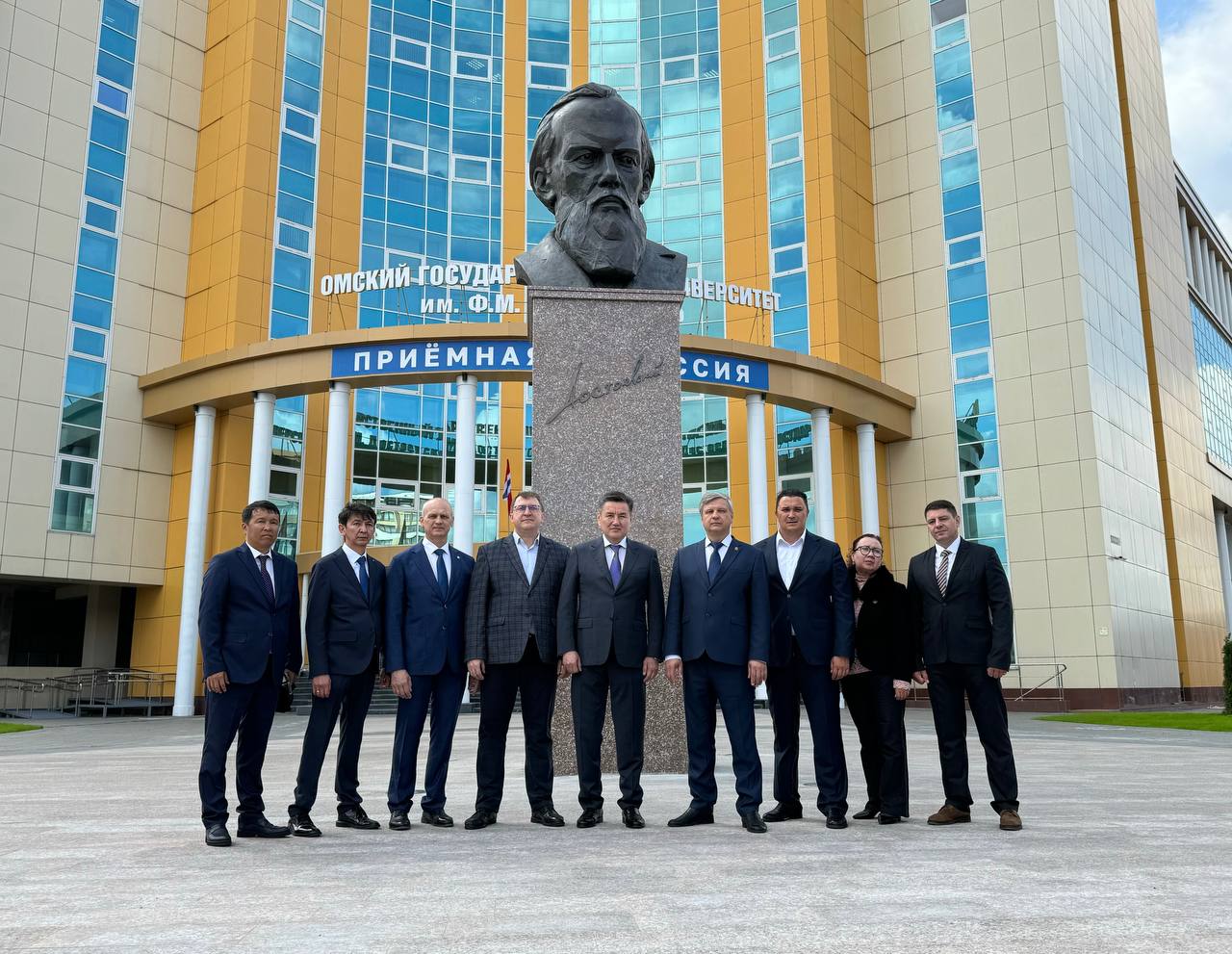 Новые горизонты для сотрудничества с Республикой Казахстан     В Омске с рабочим визитом находится делегация Восточно-Казахстанской области во главе с акимом Нурымбетом Сактагановым. Ректор ОмГТУ Павел Корчагин встретился с представителями соседнего государства и рассказал про обучение в техническом университете.       Визит стал важным шагом в развитии сотрудничества между двумя областями. Участники встречи подчеркнули значимость получения российского образования на базе омских вузов и выразили готовность к дальнейшему взаимодействию  между учебными заведениями двух стран.